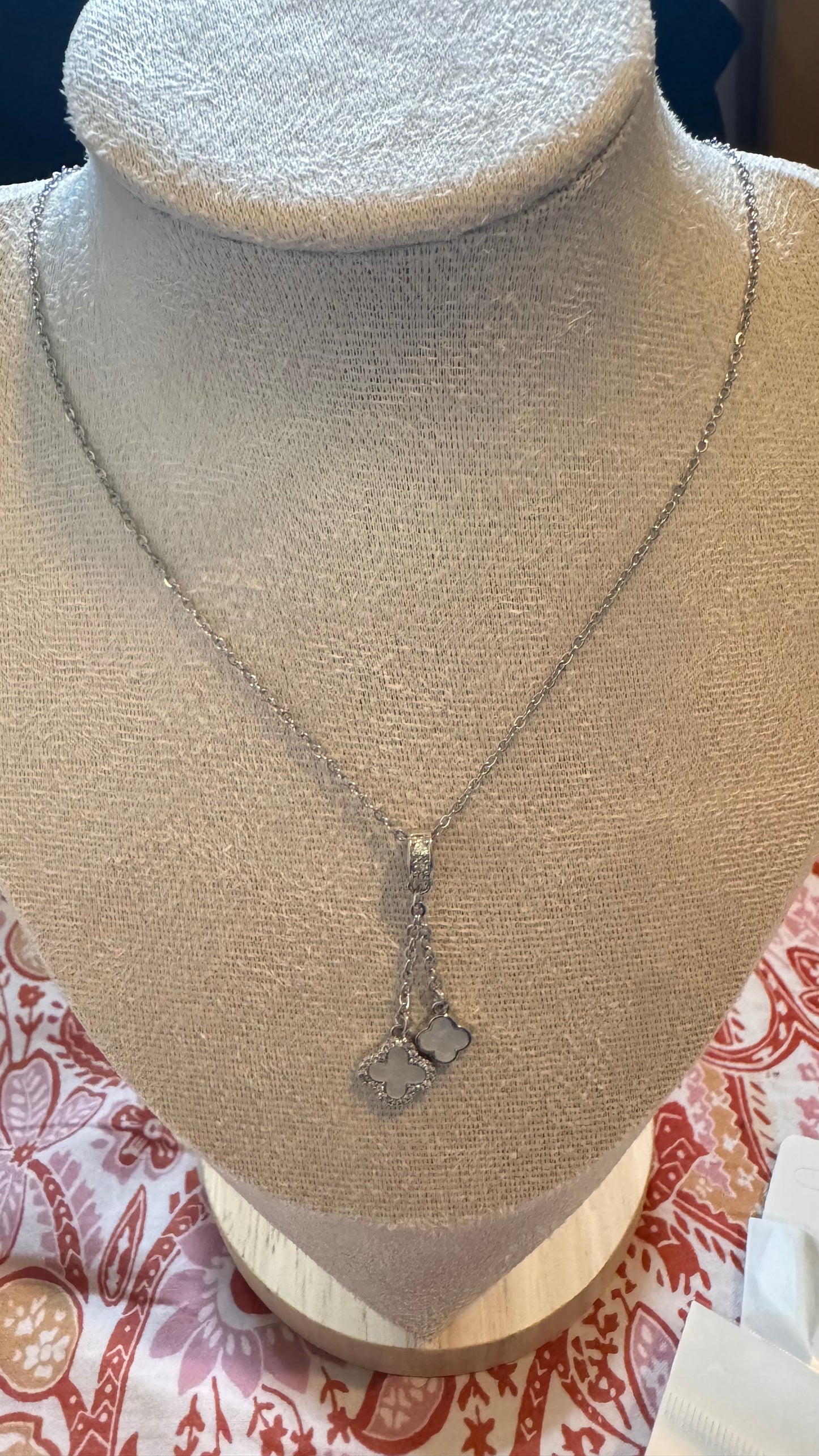 ÉCLAT FLEUR
LARIAT NECKLACE